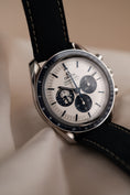 Load image into Gallery viewer, Omega Speedmaster 31032425002001 Box + og. Papiere 'Silver Snoopy Award' 50th Anniversary
