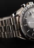 Carica l'immagine nel visualizzatore della galleria, Omega Speedmaster Professional Moonwatch 31030425001001 Box + og. Papiere German Delivered, First Buyer's Invoice
