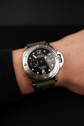 Bild in Galerie-Betrachter laden, Panerai Luminor Submersible PAM00024 Box + og. Papiere D-Series, German Delivered
