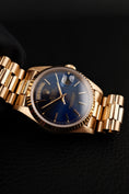 Load image into Gallery viewer, Rolex Day-Date 36 18238 Box + og. Papiere Rare Cobalt Blue Stick Dial
