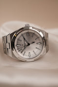 Carica l'immagine nel visualizzatore della galleria, Vacheron Constantin Overseas 4500V/110A-B126 Box + og. Papiere Silver Dial
