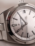 Carica l'immagine nel visualizzatore della galleria, Vacheron Constantin Overseas 4500V/110A-B126 Box + og. Papiere Silver Dial
