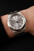 Carica l'immagine nel visualizzatore della galleria, Vacheron Constantin Overseas 4500V/110A-B126 Box + og. Papiere Silver Dial
