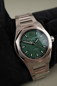 Bild in Galerie-Betrachter laden, Girard Perregaux Laureato 81010-11-3153-1CM Box + og. Papiere Green Dial, New
