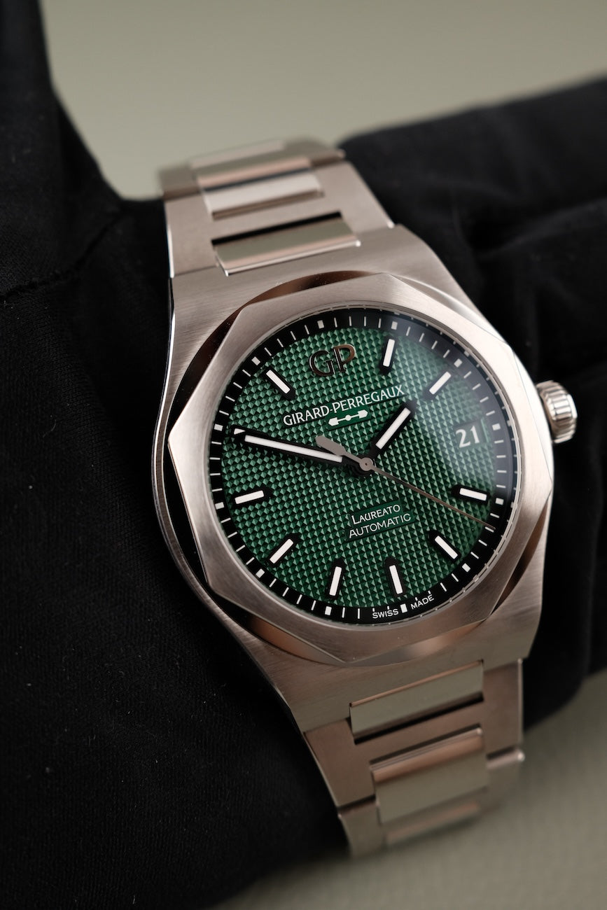 Girard Perregaux Laureato 81010-11-3153-1CM Box + og. Papiere Green Dial, New