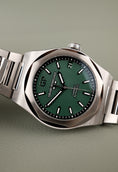 Bild in Galerie-Betrachter laden, Girard Perregaux Laureato 81010-11-3153-1CM Box + og. Papiere Green Dial, New
