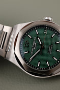 Bild in Galerie-Betrachter laden, Girard Perregaux Laureato 81010-11-3153-1CM Box + og. Papiere Green Dial, New
