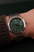 Bild in Galerie-Betrachter laden, Girard Perregaux Laureato 81010-11-3153-1CM Box + og. Papiere Green Dial, New
