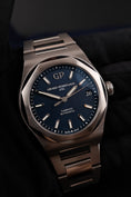 Load image into Gallery viewer, Girard Perregaux Laureato 81010 Box + og. Papiere Blue Dial 42mm
