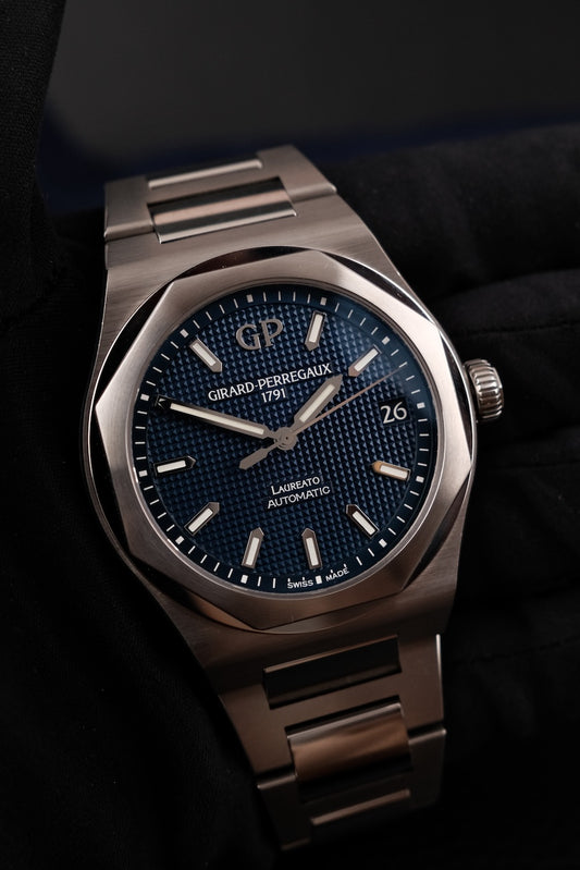 Girard Perregaux Laureato 81010 Box + og. Papiere Blue Dial 42mm