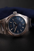 Load image into Gallery viewer, Girard Perregaux Laureato 81010 Box + og. Papiere Blue Dial 42mm
