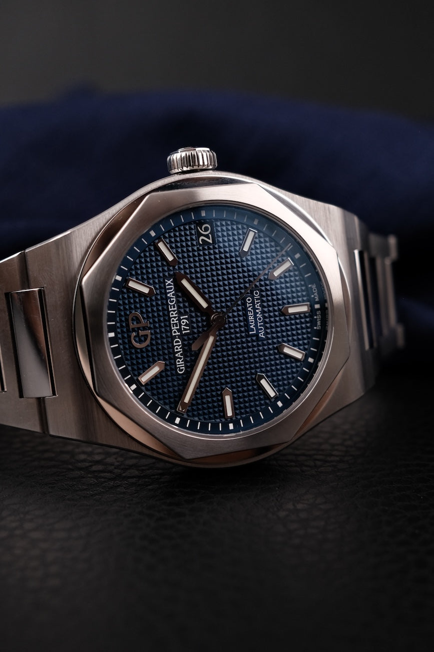 Girard Perregaux Laureato 81010 Box + og. Papiere Blue Dial 42mm