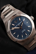 Load image into Gallery viewer, Girard Perregaux Laureato 81010 Box + og. Papiere Blue Dial 42mm
