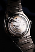 Load image into Gallery viewer, Girard Perregaux Laureato 81010 Box + og. Papiere Blue Dial 42mm
