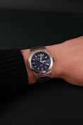 Load image into Gallery viewer, Girard Perregaux Laureato 81010 Box + og. Papiere Blue Dial 42mm
