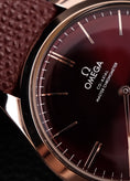 Charger l'image dans la visionneuse de la galerie, Omega De Ville Trésor 435.53.40.21.11.002 Box + og. Papiere Red Dial 18k Sedna Gold Rose Co-Axial Chronometer 40mm, 99% New
