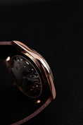 Charger l'image dans la visionneuse de la galerie, Omega De Ville Trésor 435.53.40.21.11.002 Box + og. Papiere Red Dial 18k Sedna Gold Rose Co-Axial Chronometer 40mm, 99% New
