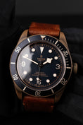 Charger l'image dans la visionneuse de la galerie, Tudor Black Bay Bronze 79250BB Box + og. Papiere Bucherer Edition Blue, German Delivered
