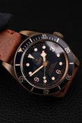 Charger l'image dans la visionneuse de la galerie, Tudor Black Bay Bronze 79250BB Box + og. Papiere Bucherer Edition Blue, German Delivered
