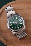 Charger l'image dans la visionneuse de la galerie, Rolex Oyster Perpetual 41 124300 Box + og. Papiere Green Dial, 41mm
