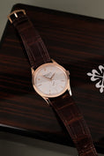 Load image into Gallery viewer, Patek Philippe Calatrava 5196R-001 Box + og. Papiere 18k Rosegold
