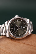 Bild in Galerie-Betrachter laden, Longines Conquest L38304026 Box + og. Papiere Green Dial 41mm
