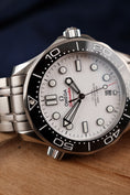 Load image into Gallery viewer, Omega Seamaster Diver 300 M 21030422004001 Box + og. Papiere White Dial
