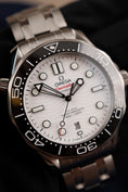 Load image into Gallery viewer, Omega Seamaster Diver 300 M 21030422004001 Box + og. Papiere White Dial
