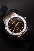 Bild in Galerie-Betrachter laden, Hublot Classic Fusion 542NX8970LR Box + og. Papiere Green Titanium, 42 mm
