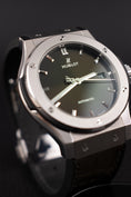 Bild in Galerie-Betrachter laden, Hublot Classic Fusion 542NX8970LR Box + og. Papiere Green Titanium, 42 mm
