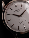 Carica l'immagine nel visualizzatore della galleria, Patek Philippe Calatrava 5196G-001 Box + og. Papiere White Gold, Patek Service 2025
