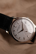 Bild in Galerie-Betrachter laden, Patek Philippe Calatrava 5196G-001 Box + og. Papiere White Gold, Patek Service 2025
