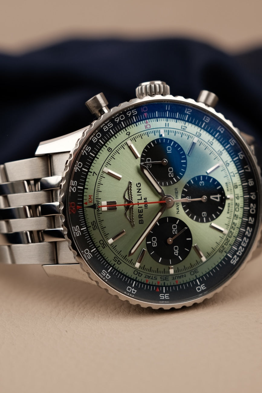 Breitling Navitimer 1 B01 Chronograph 43 AB0138241L1P1 Box + og. Papiere Green Dial, First Buyer's Invoice, German Delivered