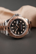 Bild in Galerie-Betrachter laden, Rolex Yacht-Master 40 126621  Box + og. Papiere Black Dial, S/RG
