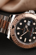 Bild in Galerie-Betrachter laden, Rolex Yacht-Master 40 126621  Box + og. Papiere Black Dial, S/RG
