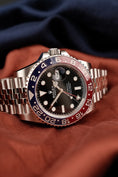 Charger l'image dans la visionneuse de la galerie, Rolex GMT-Master II "Pepsi" 126710BLRO Box + og. Papiere Jubilee, LC100, New, First Buyer's Invoice
