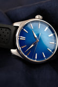 Carica l'immagine nel visualizzatore della galleria, H.Moser & Cie Pioneer Centre Seconds 3200-1217 Box + og. Papiere Arctic Blue, German Delivered
