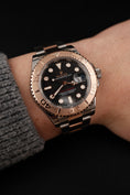 Bild in Galerie-Betrachter laden, Rolex Yacht-Master 40 126621  Box + og. Papiere Black Dial, S/RG
