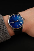 Carica l'immagine nel visualizzatore della galleria, H.Moser & Cie Pioneer Centre Seconds 3200-1217 Box + og. Papiere Arctic Blue, German Delivered
