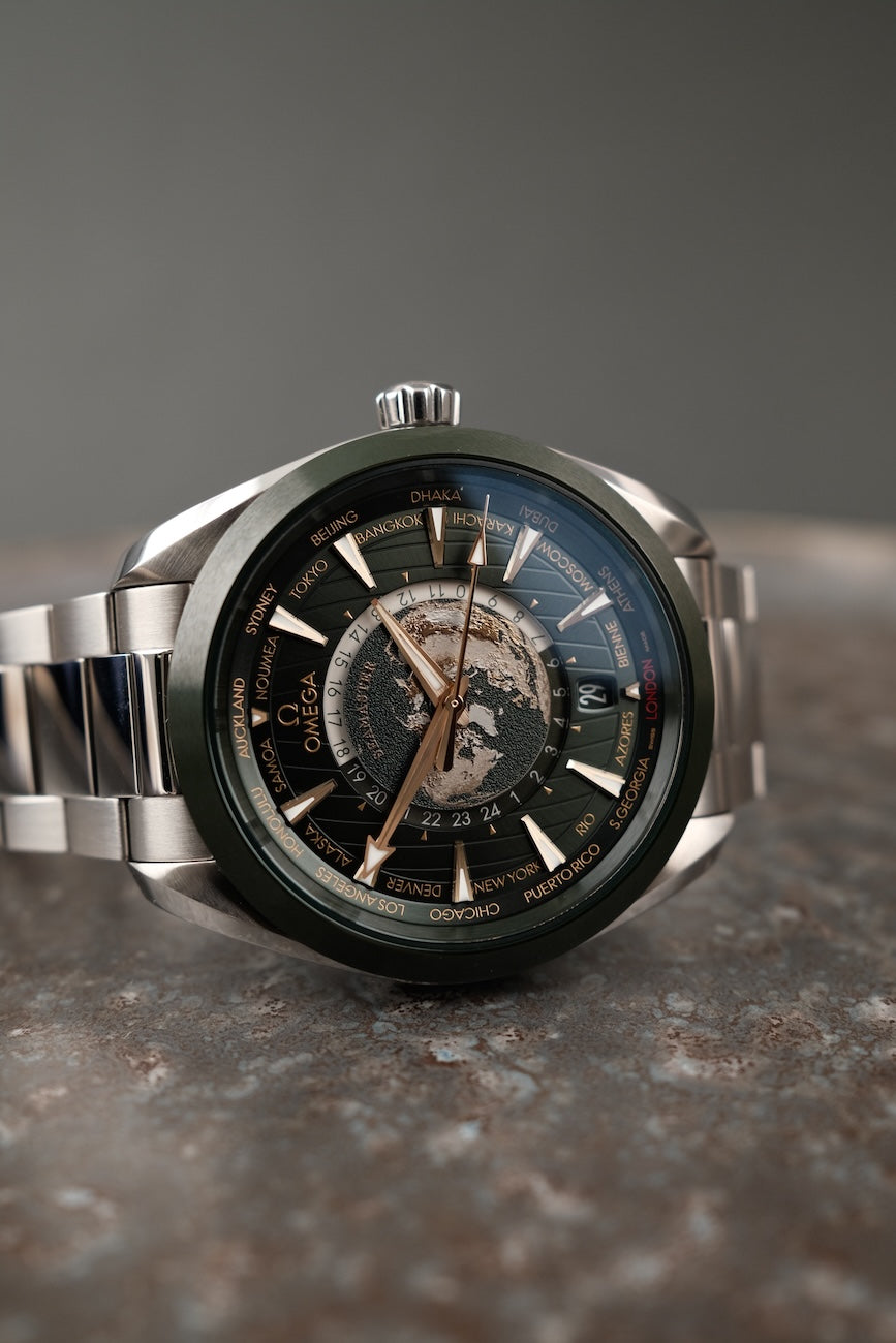 Omega Seamaster Aqua Terra World Time 22030432210001 Box + og. Papiere Green Dial, German Delivered