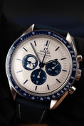 Load image into Gallery viewer, Omega Speedmaster 31032425002001 Box + og. Papiere 'Silver Snoopy Award', NEW, German Delivered, 2025
