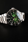 Load image into Gallery viewer, Oris Aquis Dat Watt 0174377344187 Original Papiere HANGANG LIMITED EDITION, Green Dial, LC DE
