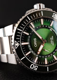 Load image into Gallery viewer, Oris Aquis Dat Watt 0174377344187 Original Papiere HANGANG LIMITED EDITION, Green Dial, LC DE
