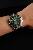 Load image into Gallery viewer, Oris Aquis Dat Watt 0174377344187 Original Papiere HANGANG LIMITED EDITION, Green Dial, LC DE
