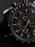 Carica l'immagine nel visualizzatore della galleria, Omega Speedmaster "Dark Side Of The Moon" 31192443001001 Box + og. Papiere First Buyer's Invoice
