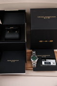 Bild in Galerie-Betrachter laden, Girard Perregaux Laureato 81010-11-3153-1CM Box + og. Papiere Green Dial, New
