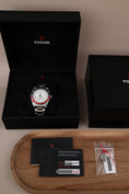 Carica l'immagine nel visualizzatore della galleria, Tudor Black Bay GMT 79830RB Box + og. Papiere White Dial, Pepsi
