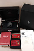 Carica l'immagine nel visualizzatore della galleria, Omega Speedmaster "Dark Side Of The Moon" 31192443001001 Box + og. Papiere First Buyer's Invoice
