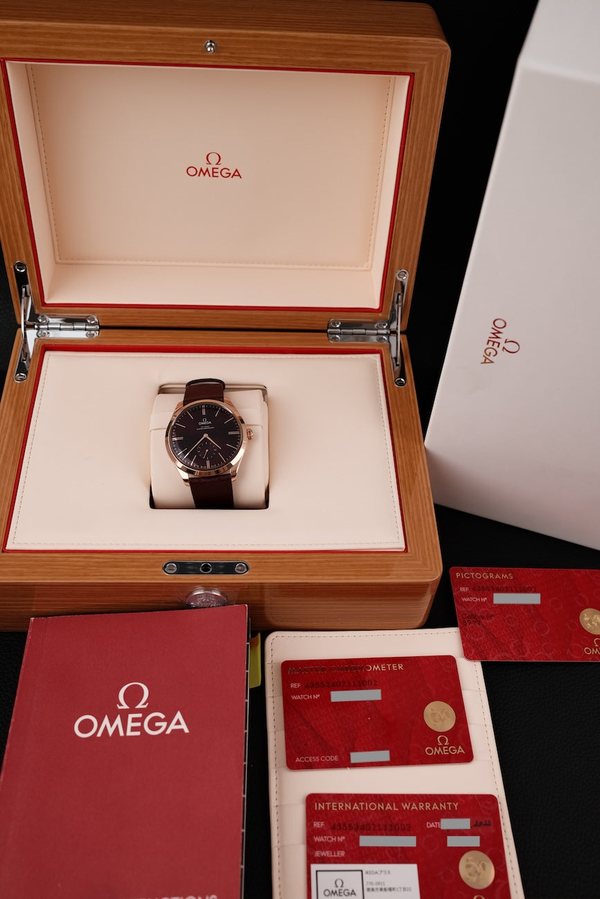 Omega De Ville Trésor 435.53.40.21.11.002 Box + og. Papiere Red Dial 18k Sedna Gold Rose Co-Axial Chronometer 40mm, 99% New