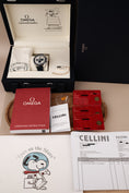 Load image into Gallery viewer, Omega Speedmaster 31032425002001 Box + og. Papiere 'Silver Snoopy Award' 50th Anniversary
